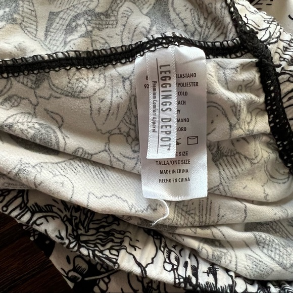 Leggings Depot (2) & Unbranded (1) lot of butter soft leggings. One Size. - Picture 10 of 11